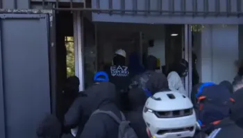 Protestuesit thyejnë derën e Gjykatës së Apelit dhe futen brenda (VIDEO)
