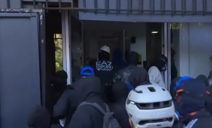 Protestuesit thyejnë derën e Gjykatës së Apelit dhe futen brenda (VIDEO)