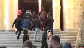 Protestuesit thyejnë derën e Ministrisë së Ekonomisë, futen në ambientet e brendshme