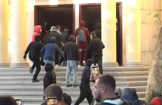Protestuesit thyejnë derën e Ministrisë së Ekonomisë, futen në ambientet e brendshme