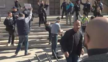Protestuesit thyejnë ”karriget e dialogut” të Ramës
