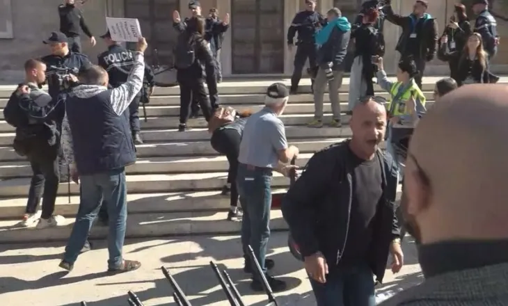 Protestuesit thyejnë ”karriget e dialogut” të Ramës