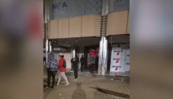 Protestuesit thyejnë pllakat metalike të bizneseve dhe hapin me forcë një bankë të nivelit të dytë në Bulevard