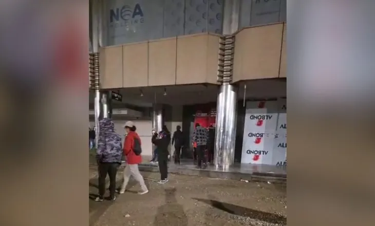 Protestuesit thyejnë pllakat metalike të bizneseve dhe hapin me forcë një bankë të nivelit të dytë në Bulevard