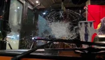 Protestuesit thyejnë xhamat e autobusëve dhe djegin koshat e mbeturinave