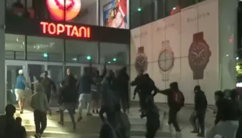 Protestuesit thyejnë xhamat e qendrës tregtare “Toptani”, ndërhyn policia