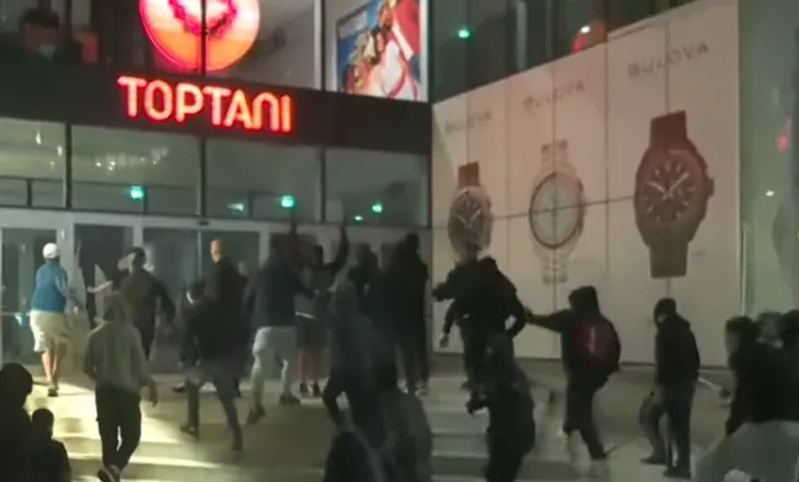 Protestuesit thyejnë xhamat e qendrës tregtare “Toptani”, ndërhyn policia