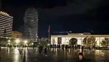 Protestuesit u larguan nga bulevardi pas ndërhyrjes së policisë, një grup i vogël vijon marshimin në rrugët e Tiranës