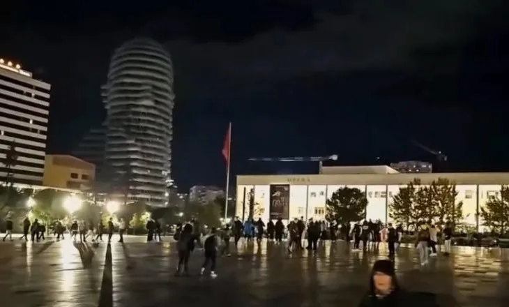 Protestuesit u larguan nga bulevardi pas ndërhyrjes së policisë, një grup i vogël vijon marshimin në rrugët e Tiranës