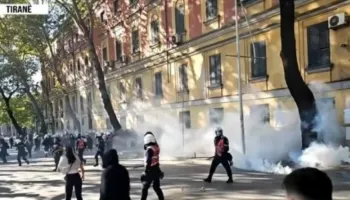 Protestuesit u vendosën në “Parkun Rinia”, Policia i shpërndan me ujë dhe gaz lotsjellës! Bëhen shoqërime të dyshuarish