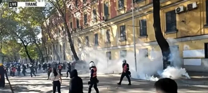 Protestuesit u vendosën në “Parkun Rinia”, Policia i shpërndan me ujë dhe gaz lotsjellës! Bëhen shoqërime të dyshuarish