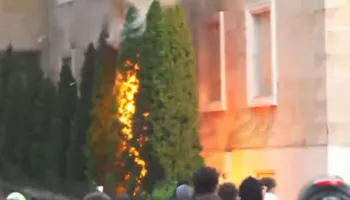 Protestuesit u vënë flakën pemëve pranë Kryeministrisë