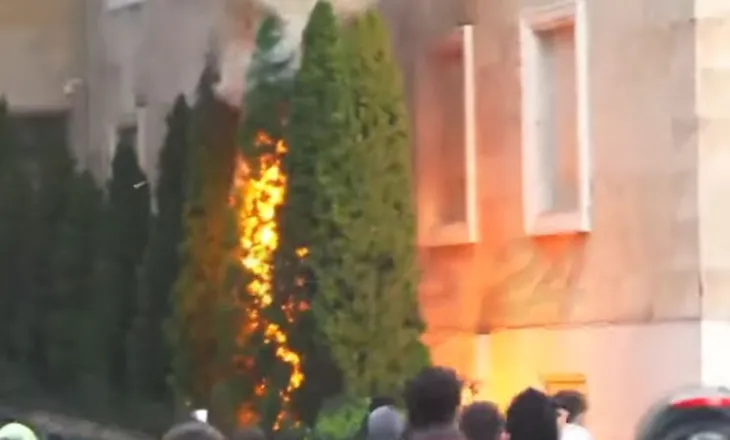 Protestuesit u vënë flakën pemëve pranë Kryeministrisë