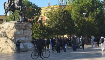 Protestuesit zbarkojnë në shesh që në mëngjes, valëvisin flamurin shqiptar mbi bustin e Skënderbeut