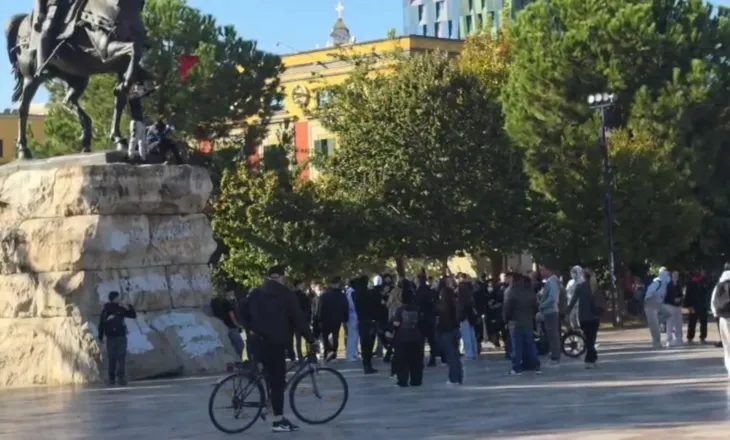 Protestuesit zbarkojnë në shesh që në mëngjes, valëvisin flamurin shqiptar mbi bustin e Skënderbeut