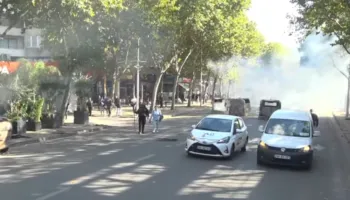 Protestuesit zhvendosen drejt Rrugës së Dibrës: Digjen kazanë mbeturinash