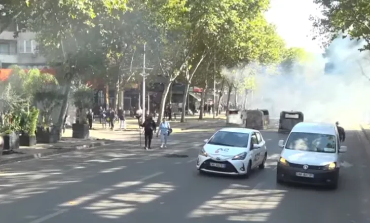 Protestuesit zhvendosen drejt Rrugës së Dibrës: Digjen kazanë mbeturinash