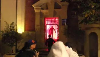 Protestuesit zhvendosen te Bashkia e Tiranës, thyejnë derën dhe futen brenda