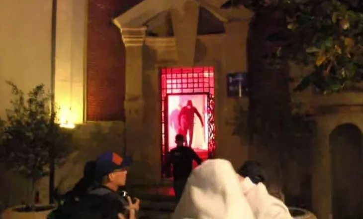 Protestuesit zhvendosen te Bashkia e Tiranës, thyejnë derën dhe futen brenda
