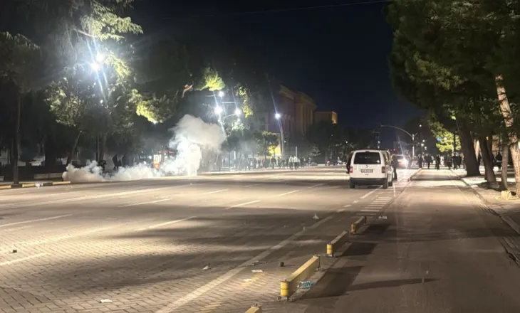 Protestuesit zhvendosen te Parku Rinia, policia hedh ujë dhe gaz lotsjellës drejt tyre
