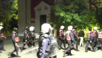 Protestuesit zhvendosen te ‘Skënderbej’, policia u vihet pas dhe vendos kordon pranë Kuvendit