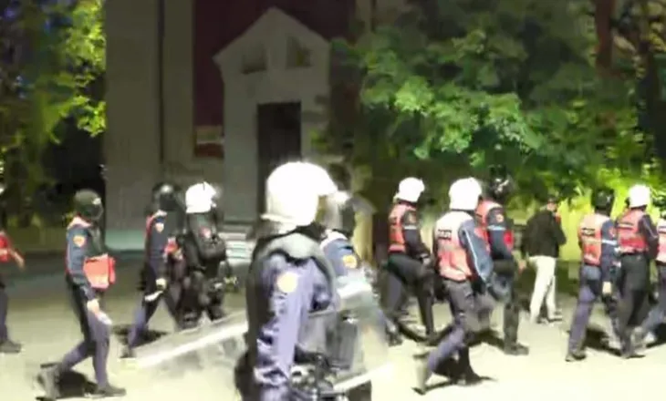 Protestuesit zhvendosen te ‘Skënderbej’, policia u vihet pas dhe vendos kordon pranë Kuvendit