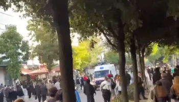 Protestuesit zhvendosen te “Zogu i Parë”, thyejnë xhama të bizneseve, djegin kosha dhe pengojnë ambulancën