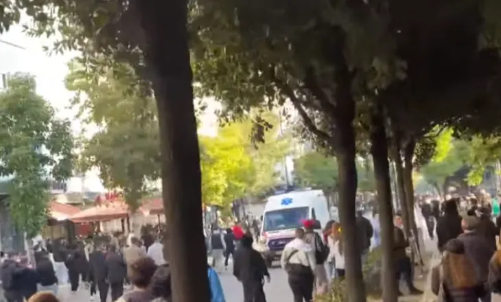 Protestuesit zhvendosen te “Zogu i Parë”, thyejnë xhama të bizneseve, djegin kosha dhe pengojnë ambulancën