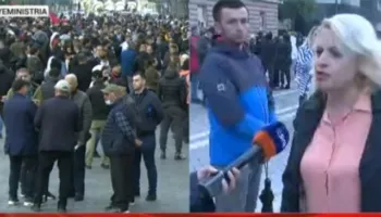 Protestuesja e revoltuar: Dilni të gjithë mbroni fëmijtë! Nuk na tremb dot, ai do të zhduket, mos kërcënojë djemtë