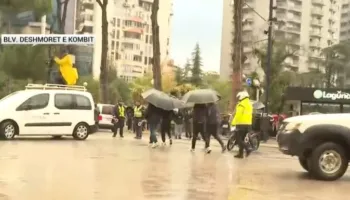 Protesuesit zhvendosen para kryeministrisë, policia bllokon mediat…