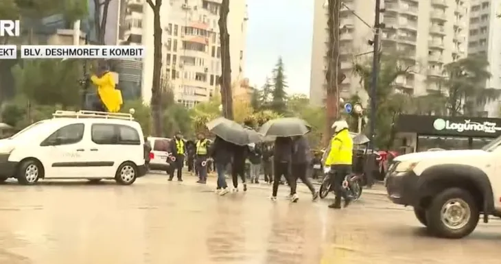 Protesuesit zhvendosen para kryeministrisë, policia bllokon mediat…