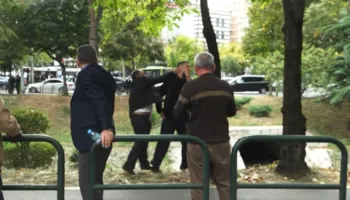 Provokoi protestuesit, qytetari gjuan me shpullë djalin e ish-deputetit socialist Paulin Sterkajt