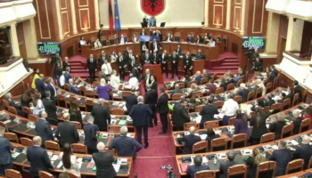 PS e bashkuar, 85 vota PRO draftit për 46 bashki. Opozita reagon me ujë dhe sende të forta