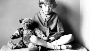 Pse Christopher Robin i vërtetë e urrente lidhjen me Winnie-the-Pooh