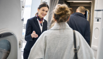 Pse stjuardesat ju ngulin sytë sapo hipni në avion? Arsyeja do t’ju habisë…