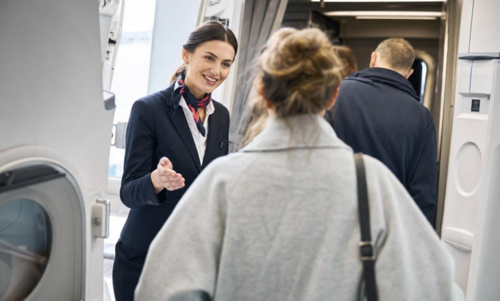 Pse stjuardesat ju ngulin sytë sapo hipni në avion? Arsyeja do t’ju habisë…