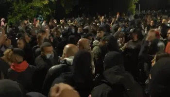 Publikohet videoja që zbulon çfarë ndodhi para se Klevis Balliu të përfundonte në Lanë, si protestuesit e maskuar iu vërsulën deputetëve të PD-së