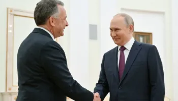 Putin pret të dërguarin e Trump për bisedimet e paqes në Ukrainë, teksa Rusia liron amerikanin e burgosur