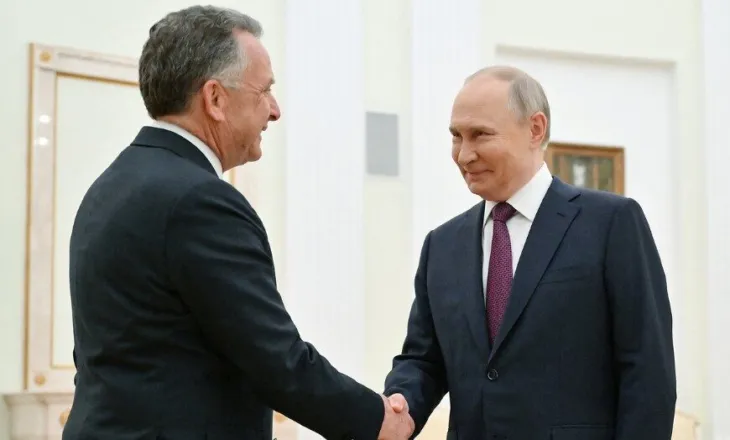 Putin pret të dërguarin e Trump për bisedimet e paqes në Ukrainë, teksa Rusia liron amerikanin e burgosur