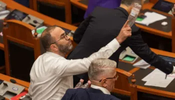Qëlluan me vezë e shishe uji Ramën dhe Ballukun/ PS kërkon përjashtimin e dy demokratëve