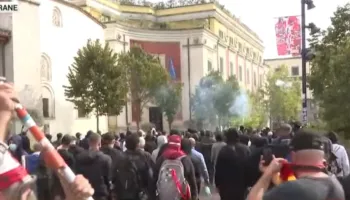 Qendra e kryeqytetit në kaos, të rinjtë sulmojnë me gurë bashkinë e Tiranës