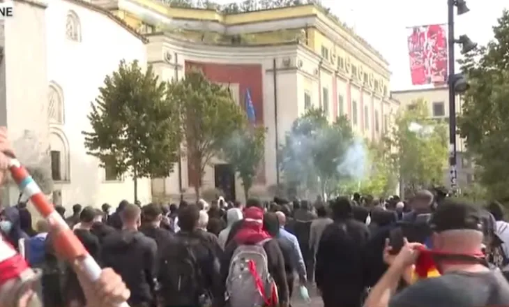 Qendra e kryeqytetit në kaos, të rinjtë sulmojnë me gurë bashkinë e Tiranës