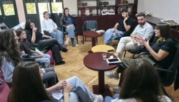 “Qiell” i Mieko Kawakami-t nxit diskutimin e të rinjve mbi bullizmin