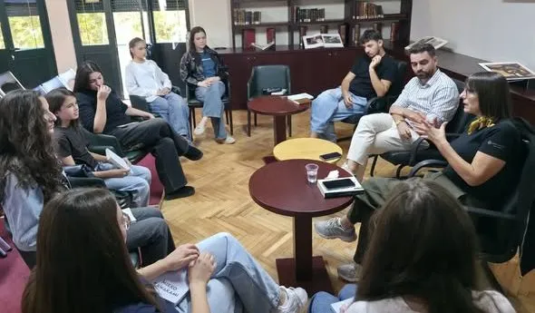 “Qiell” i Mieko Kawakami-t nxit diskutimin e të rinjve mbi bullizmin