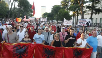 Qytetarë dhe demokratë të qyteteve të Jugut nisen drejt Tiranës: Do të shporrim qeverinë e zezë