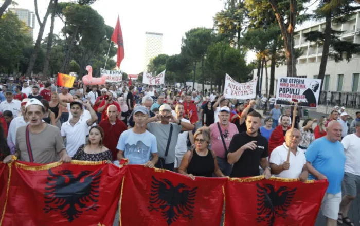 Qytetarë dhe demokratë të qyteteve të Jugut nisen drejt Tiranës: Do të shporrim qeverinë e zezë