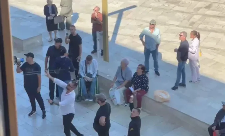 Qytetarët e Durrësit kundër projektit TID, hedhin vezë drejt godinës së Bashkisë