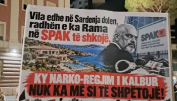 Qytetarët ironizojnë me pankarta: Rama me pasqyrë, Bela me skandale! Vila në Sardenja dolën, Kryeministri të shkojë në SPAK