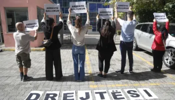 Qytetarët para SPAK me pankarta: Arresto Ballukun! Drejtësi