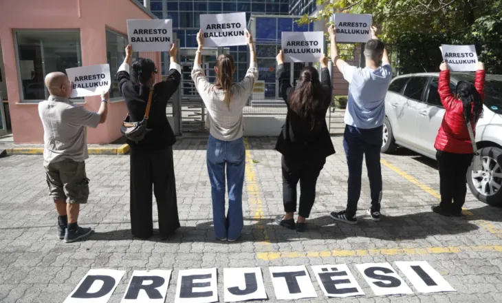 Qytetarët para SPAK me pankarta: Arresto Ballukun! Drejtësi